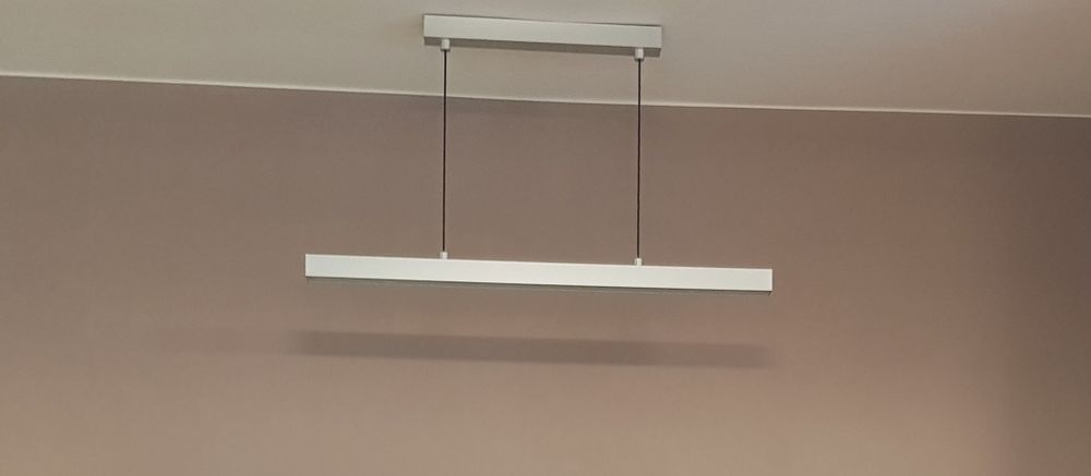 Lampa wisząca nad TV telewizor, stół, szczotkowane aluminium