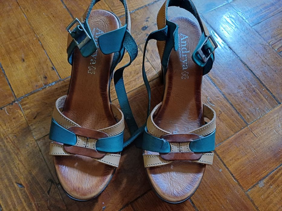 Sandália compensada pele, numero 38,mulher