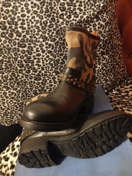 Botins novos em pele