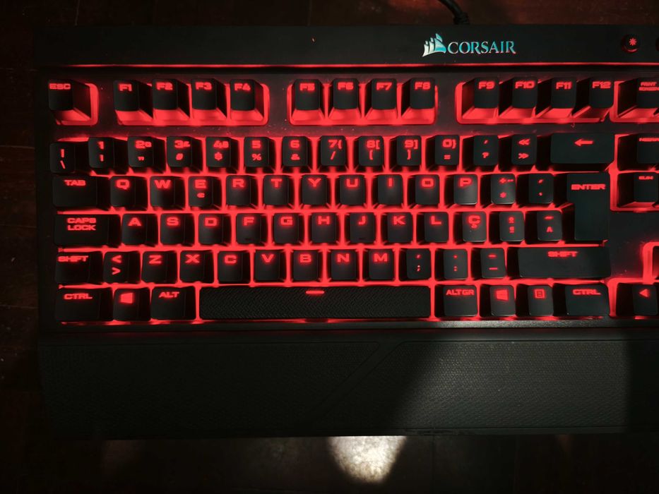 Corsair K68 Mechanical Keyboard with Cherry MX Red Switches – In Excellent Condition64752396674691122
