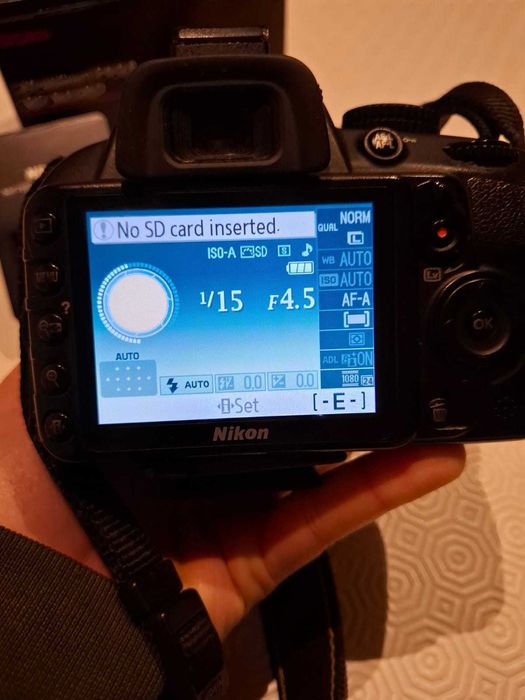 Nikon 3100D com objetiva 18.35mm e carregador64585688672129124