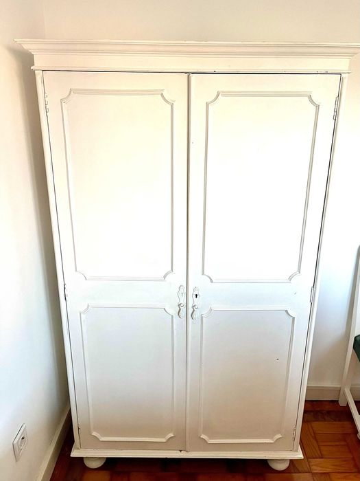 Roupeiro em madeira pintada