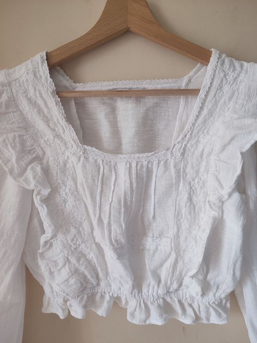Biała bluzka crop top z długim rękawem House
