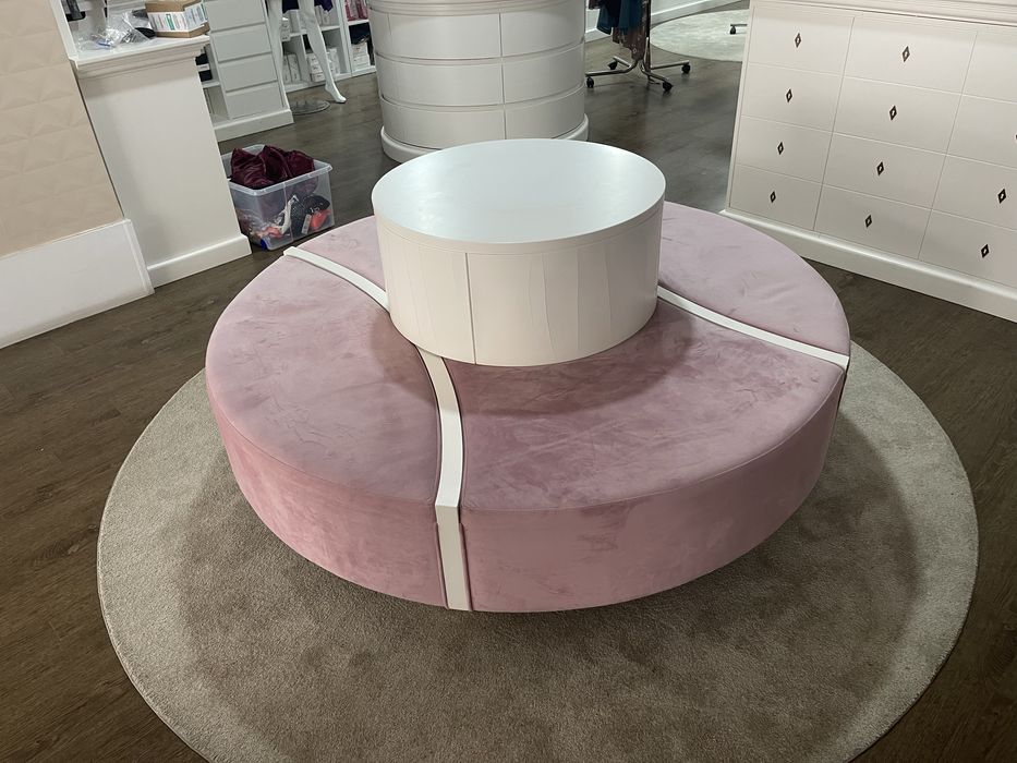 Banqueta em tecido com coluna branca