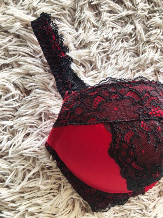 Шикарный бюстгальтер в черно-красном цвете от Ann Summers