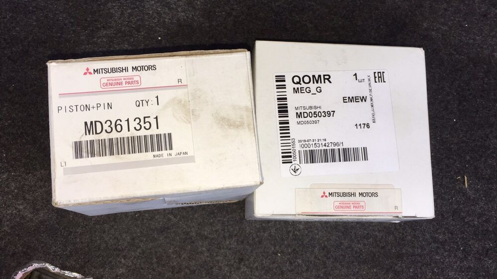 Поршни и кольца на Mitsubishi. Всё оригинал. Тип двигателя - 4G64