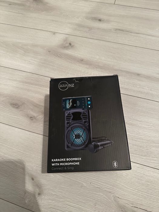 Karaoke boombox z mikrofonem