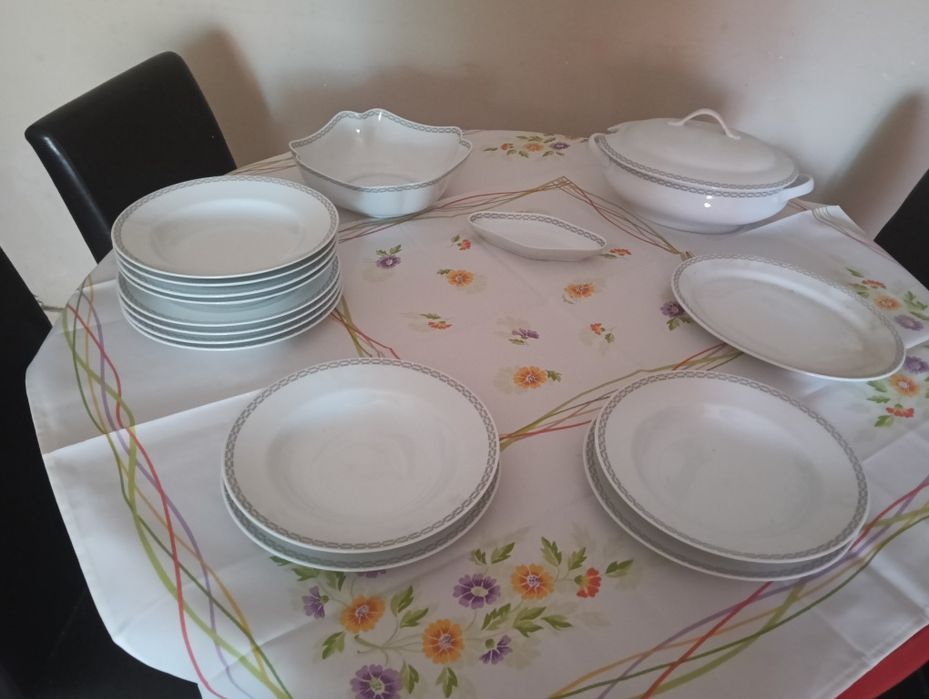 Conjunto de pratos de porcelana