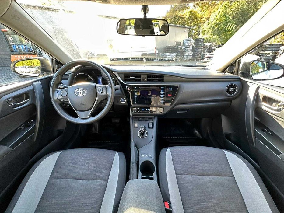 Wypożyczanie samochodu Wynajem auta Toyota Auris HYBRYDA AUTOMAT