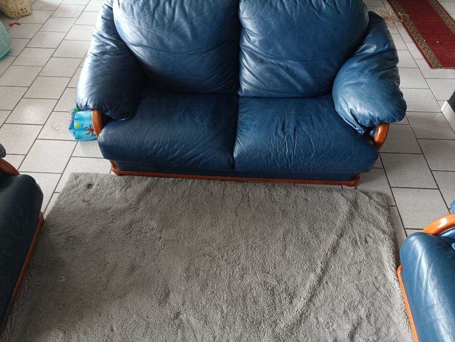 Sofá em pele sem marca de uso