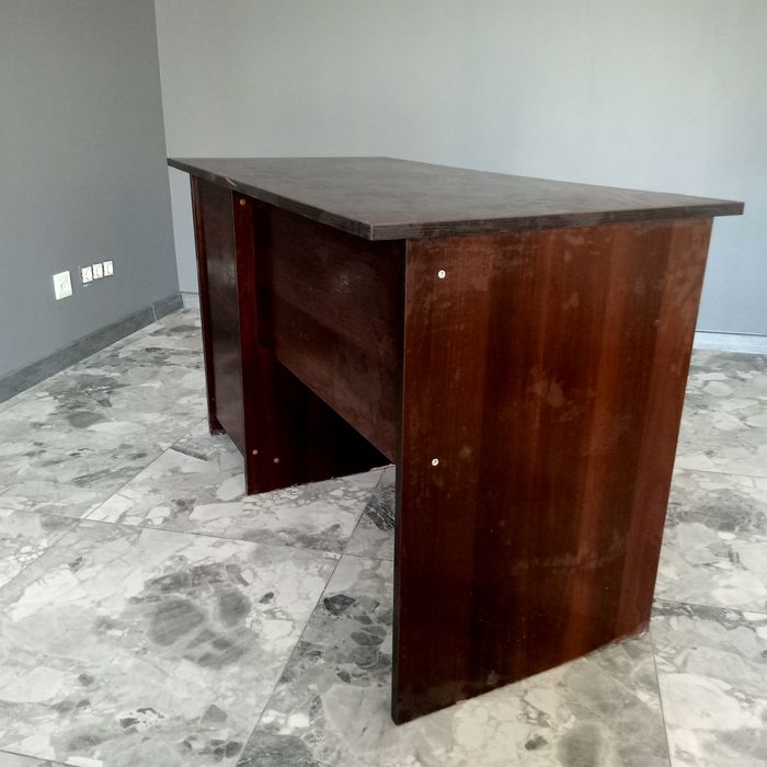 Продаю шикарный письменный стол.