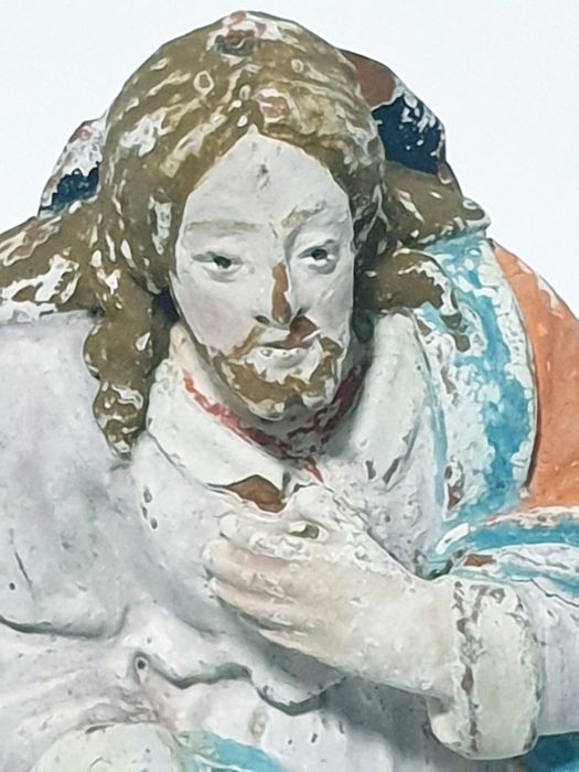 Pequena antiga escultura de São Tiago em cerâmica