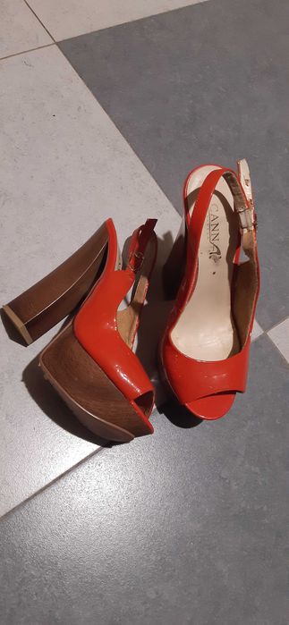 Босоніжки 35 розмір шкіра..любителям високого каблука