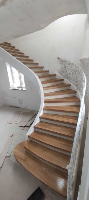 Обшивка бетонних сходів деревом сучасний дизайн Львів. Огородження