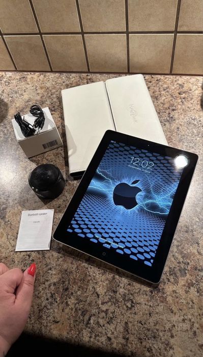 Tablet iPad Apple Retina 10” + nowe etui - super stan