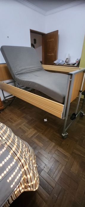 Cama articular para tratar pessoas idosas