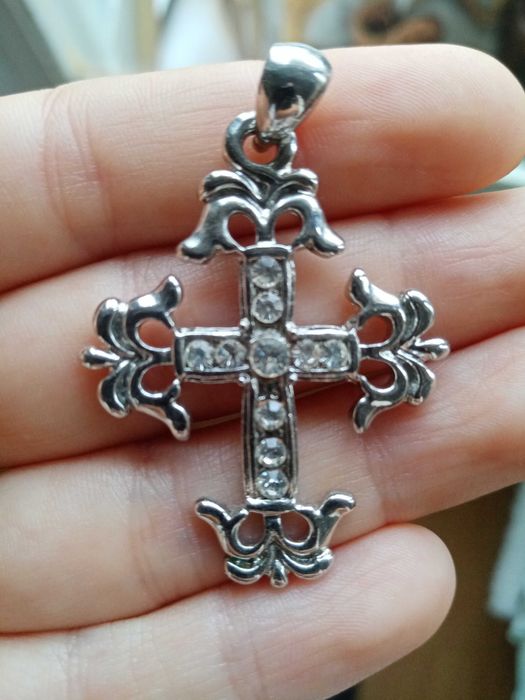 Pendente cruz prateado com brilhantes