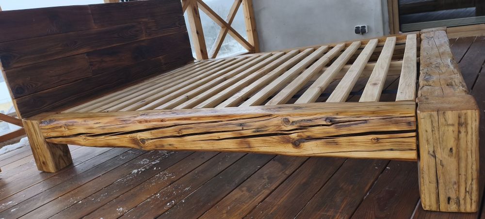 Łóżko ze starych bali drewnianych 160x200
