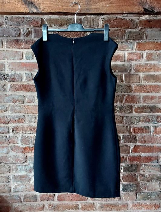 Sukienka z haftem kwiatowym