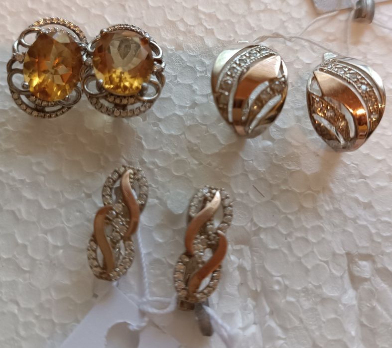 Серебряные украшения : серёжки,  кольцо.