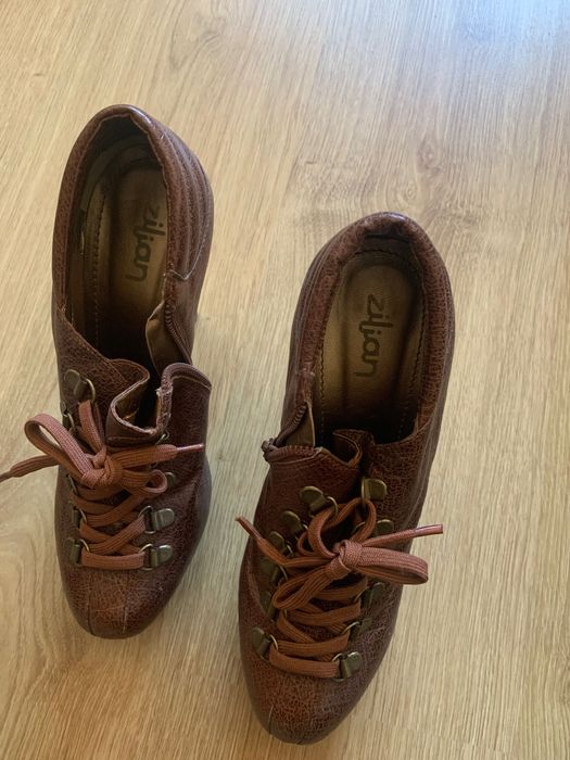 Botins com atacadores e  salto agulha côr Mel