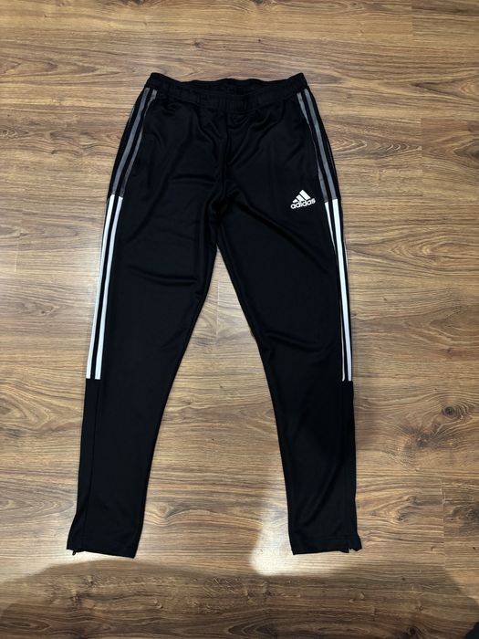 Czarne spodnie dresowe Adidas Tiro 18, uzywane jak nowe, rozmiar M