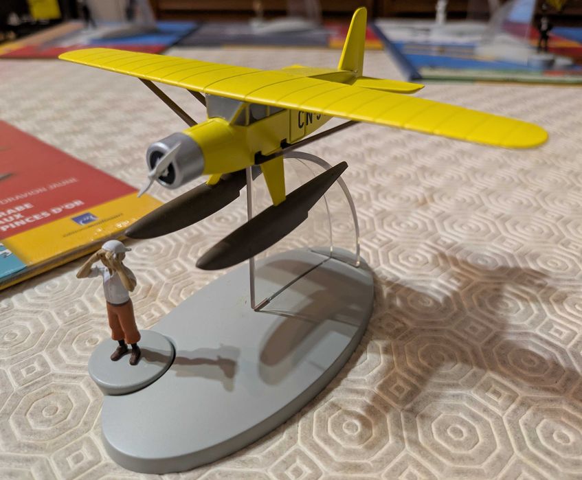 En Avion Tintin 1- L Hydravion Jaune du Crabe aux Pince D Or