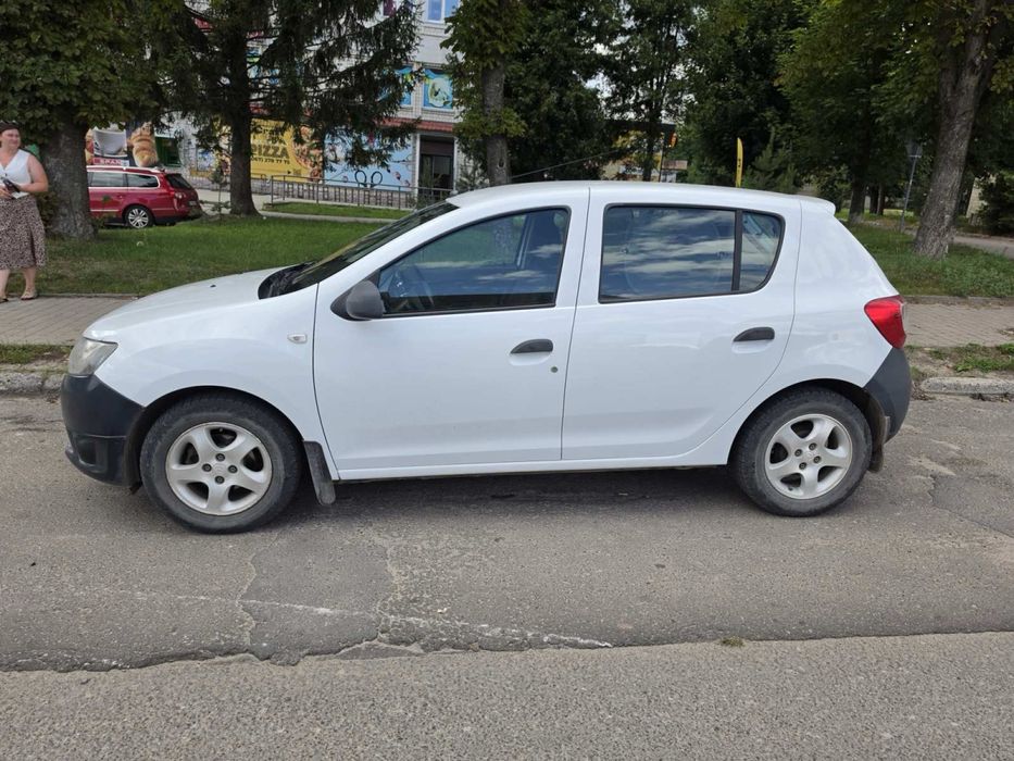 Продам автомобіль Dacia Sandero 2014