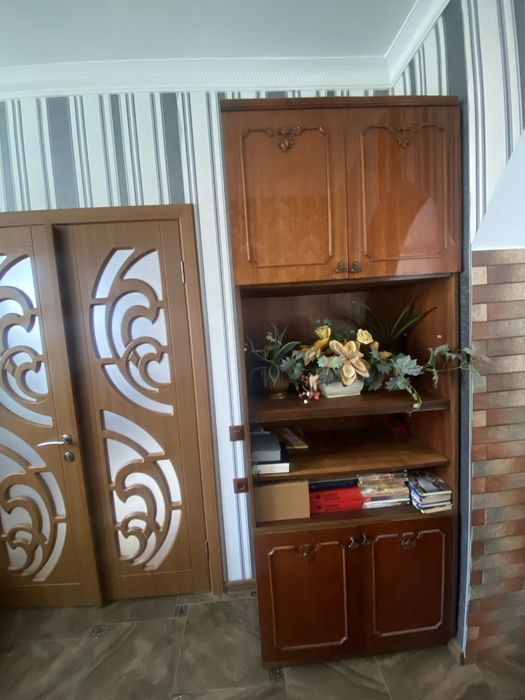 Частина стінки, шафа і полички доя книжок