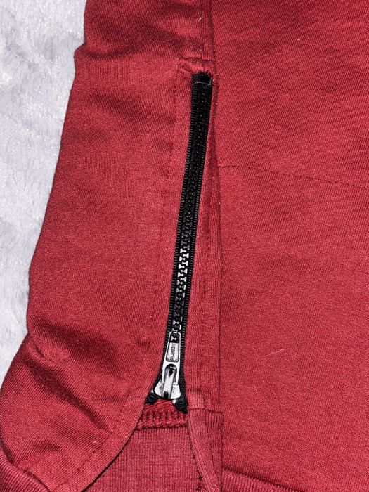 czerwona bluza bez rekawow