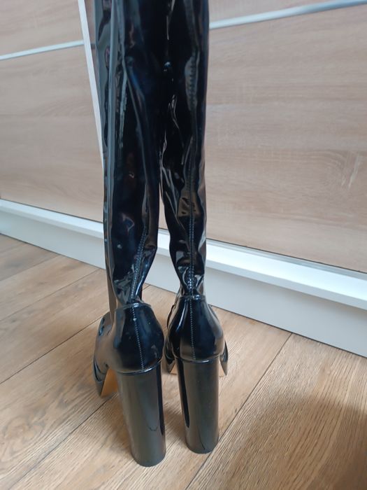 Czarne kozaki na wysokim obcasie