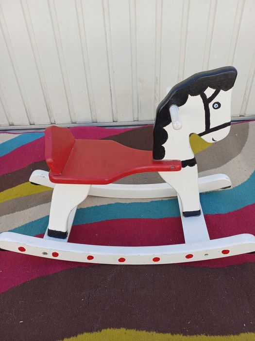 Cavalinho de baloiço em madeira