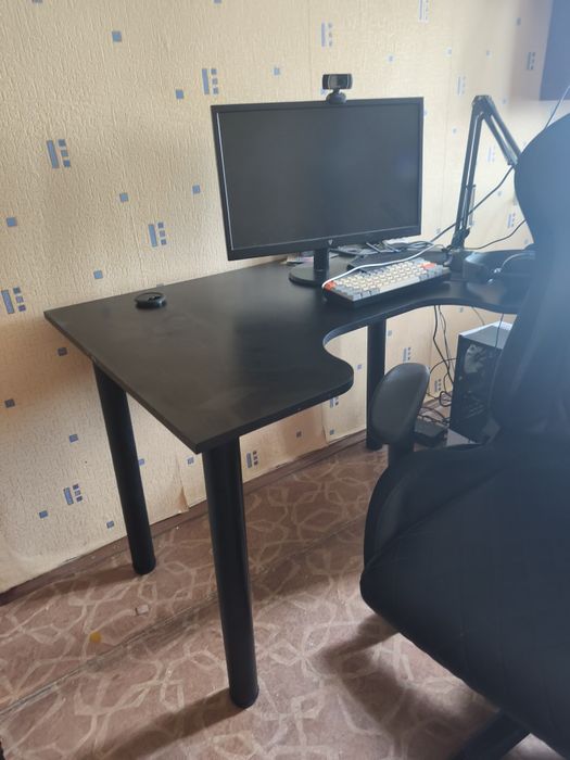 Стіл комп'ютерний