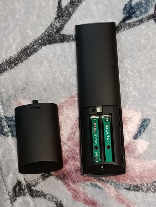 Pilot Bluetooth do Android TV / Google TV z funkcją głosową