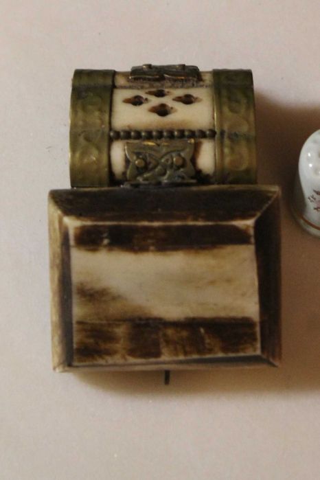 Caixa de joias vintage em osso com dobradiças em latão, anos 70.