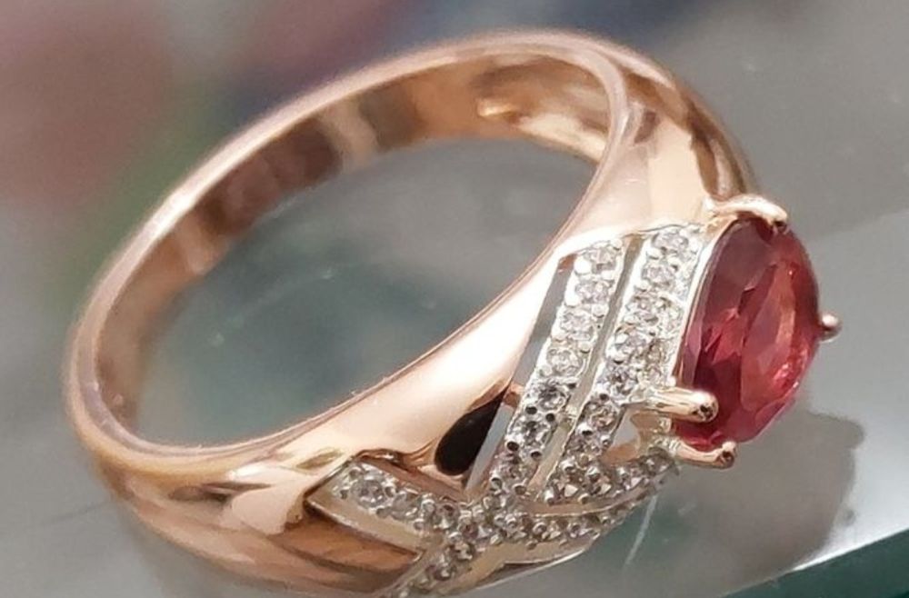 Pierścień Różowe złoto 585 czerwone oczko x 2 + komplet biżuterii