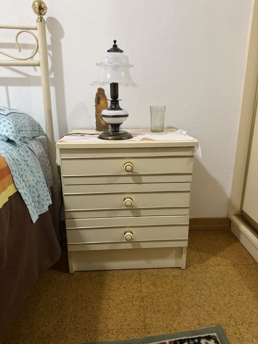 Cama de casal em ferro vintage  com moveis