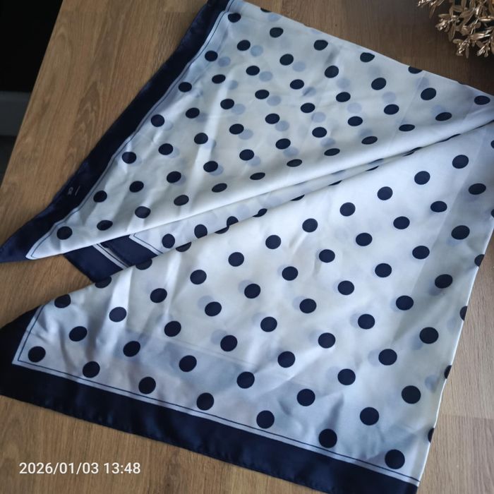 Nowa apaszka jak z jedwabiu 70 cm śmietankowa w czarny groszki