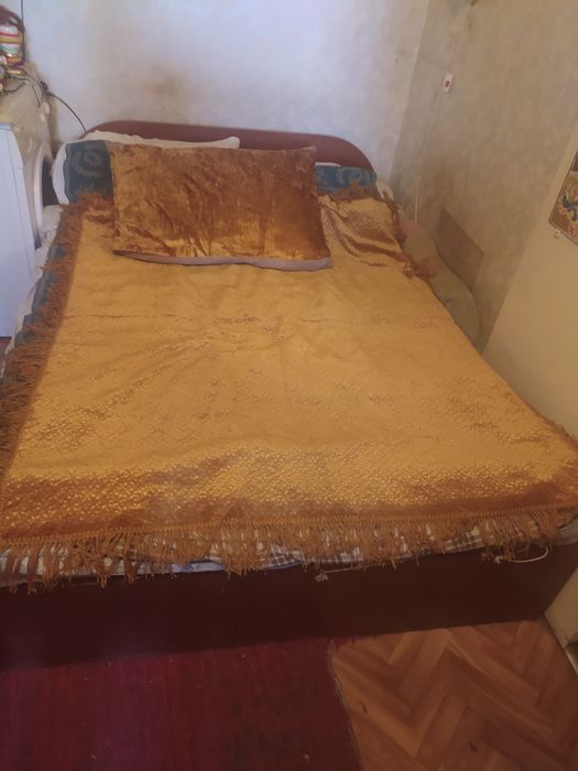 Продам декоративные подушки и покрывало для дивана