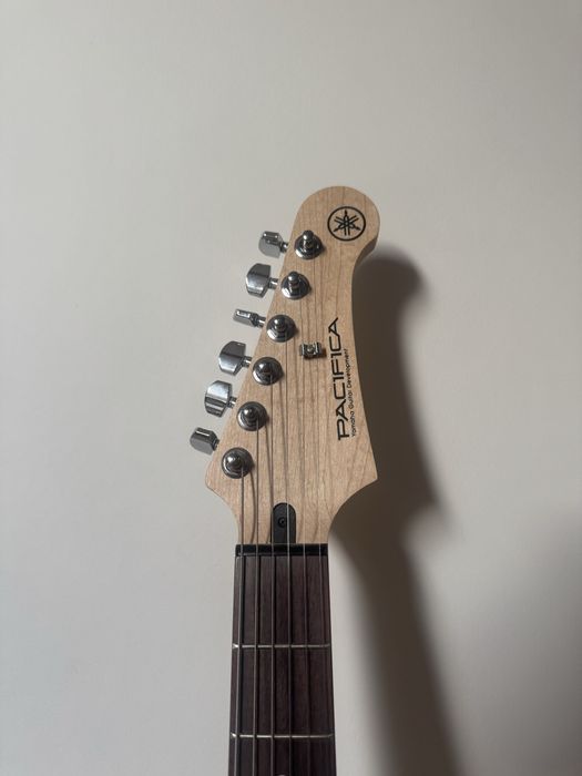 Yamaha Pacifica 112V Vintage White E-Gitara + Zestaw: wzmacniacz, Sluchawki, Stojak, Kabel, uchwyt na szyje,