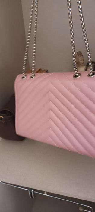 Bolsa rosa com corrente