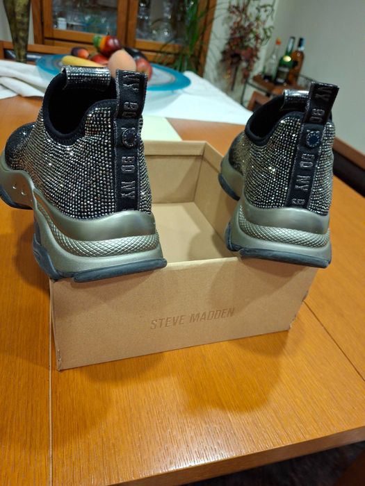 Sapatilhas de mulher pretas com brilhantes.