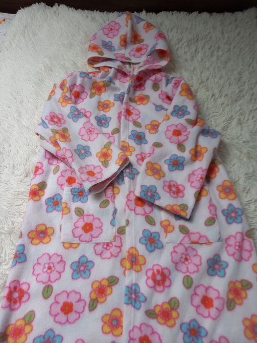 Szlafrok dziewczęcy z kapturem w różowe kwiaty rozmiar 152cm