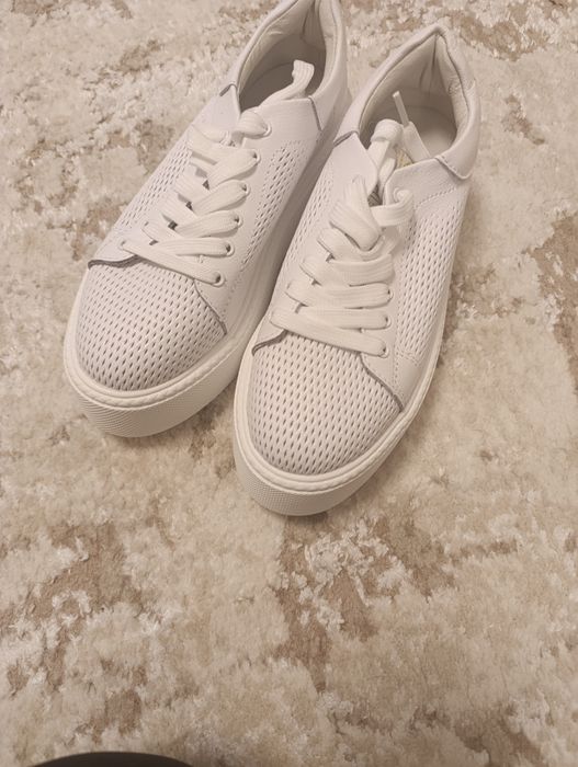 Продам нові кеди .