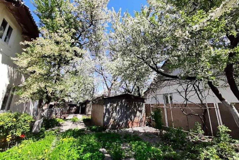 Продається півторачка напівособняк в центрі міста