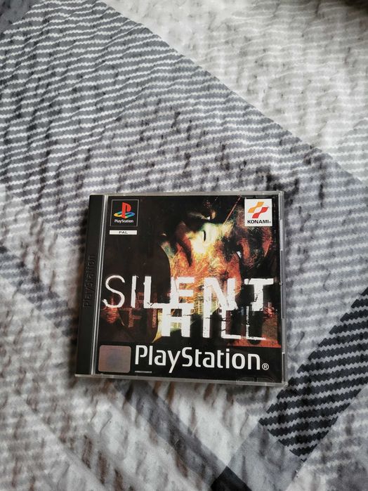 Vendo o clássico jogo de terror Silent Hill original para a PlayStation 1 (PS1), na sua cobiçada primeira edição europeia Black Label