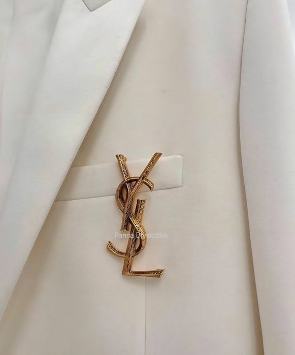 Broszka w stylu YSL – złota strukturalna old money, luksusowa premium