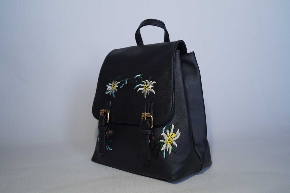 Рюкзак жіночий чорний з вишивкою