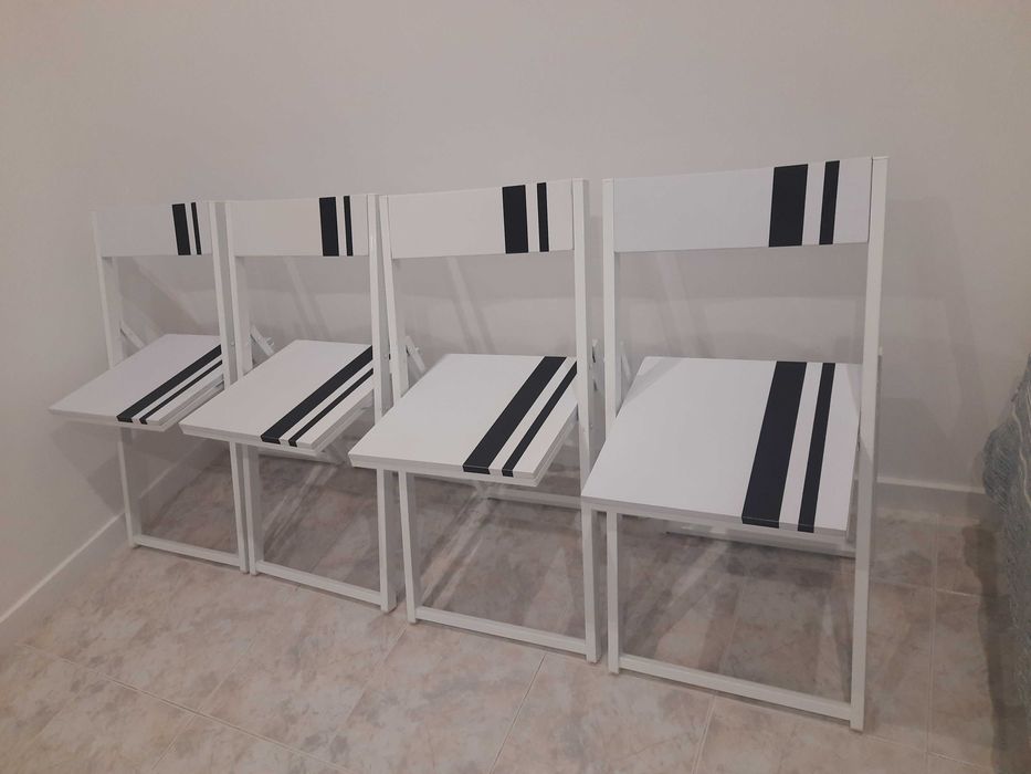 Mesa extensível com cadeiras dobráveis