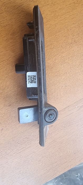 Камера та кнопка багажника Tesla Y